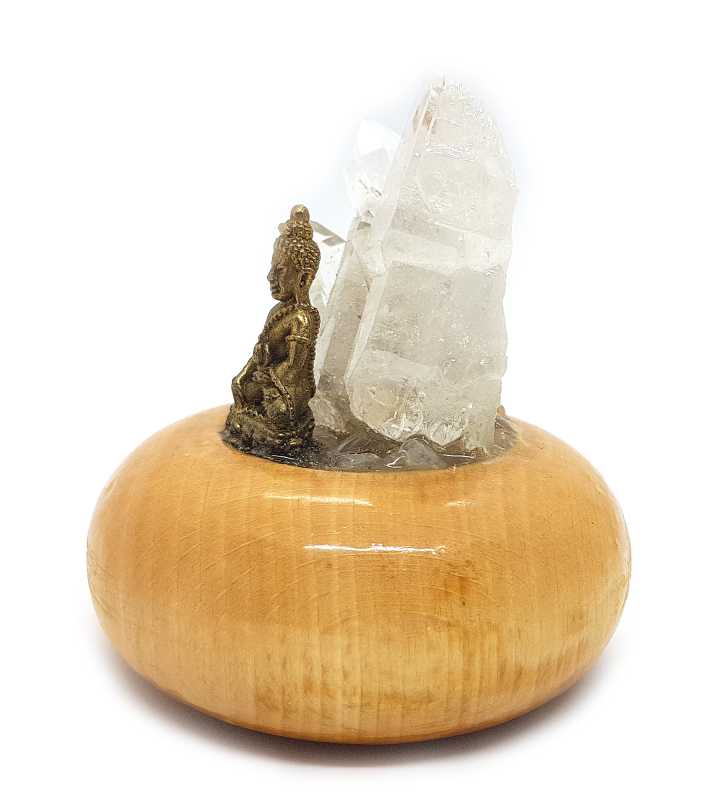 Buddha mit Bergkristall in Holzgefäß